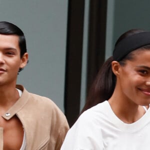 En guise de coiffure, une queue de cheval et un bandeau dans les cheveux
Omar Rudberg, Tina Kunakey - Arrivées au défilé de mode Femmes Printemps/Été 2025 "Courrèges" lors de la fashion week de Paris. Le 25 septembre 2024 © Christophe Clovis / Bestimage 