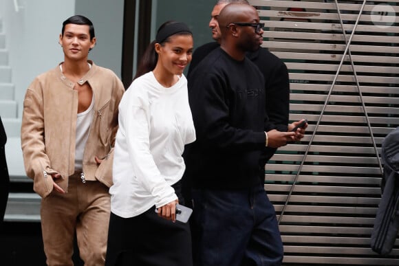 En guise de coiffure, une queue de cheval et un bandeau dans les cheveux
Omar Rudberg, Tina Kunakey - Arrivées au défilé de mode Femmes Printemps/Été 2025 "Courrèges" lors de la fashion week de Paris. Le 25 septembre 2024 © Christophe Clovis / Bestimage 