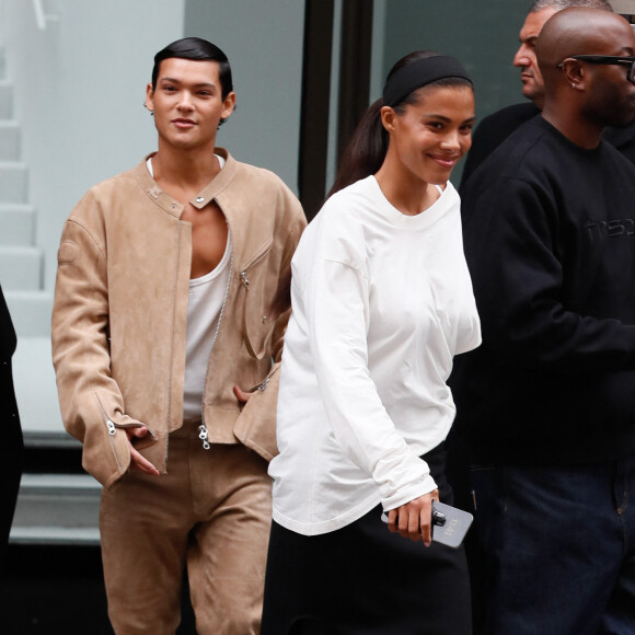 En guise de coiffure, une queue de cheval et un bandeau dans les cheveux
Omar Rudberg, Tina Kunakey - Arrivées au défilé de mode Femmes Printemps/Été 2025 "Courrèges" lors de la fashion week de Paris. Le 25 septembre 2024 © Christophe Clovis / Bestimage 