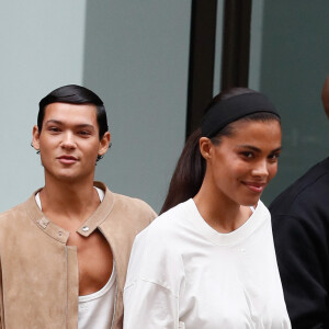 La mannequin était habillée très sobrement, avec un bas noir et un haut ample blanc
Omar Rudberg, Tina Kunakey - Arrivées au défilé de mode Femmes Printemps/Été 2025 "Courrèges" lors de la fashion week de Paris. Le 25 septembre 2024 © Christophe Clovis / Bestimage 