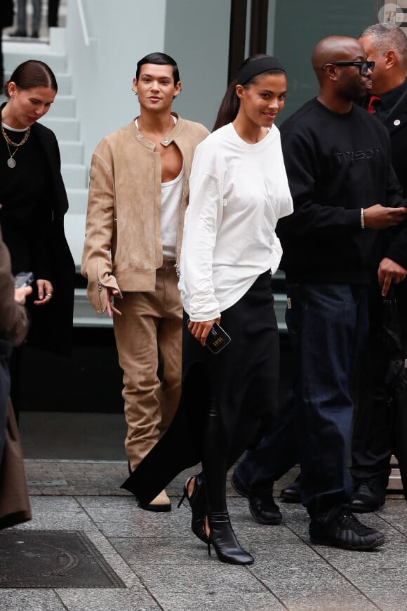 La mannequin était habillée très sobrement, avec un bas noir et un haut ample blanc
Omar Rudberg, Tina Kunakey - Arrivées au défilé de mode Femmes Printemps/Été 2025 "Courrèges" lors de la fashion week de Paris. Le 25 septembre 2024 © Christophe Clovis / Bestimage 