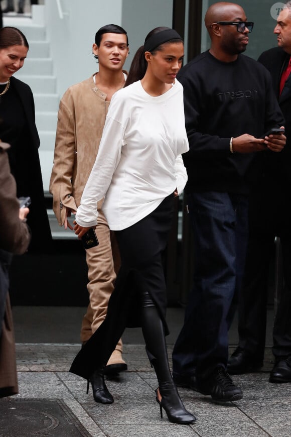 Omar Rudberg, Tina Kunakey - Arrivées au défilé de mode Femmes Printemps/Été 2025 "Courrèges" lors de la fashion week de Paris. Le 25 septembre 2024 © Christophe Clovis / Bestimage 