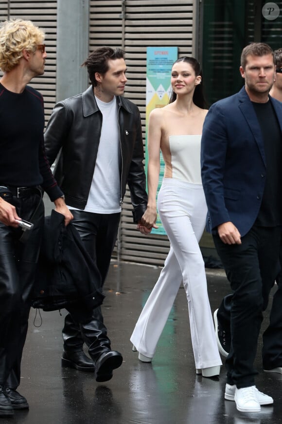 Brooklyn Beckham et sa femme Nicola Peltz - Arrivées au défilé de mode Femmes Printemps/Été 2025 "Courrèges" lors de la fashion week de Paris. Le 25 septembre 2024 © Christophe Clovis / Bestimage 