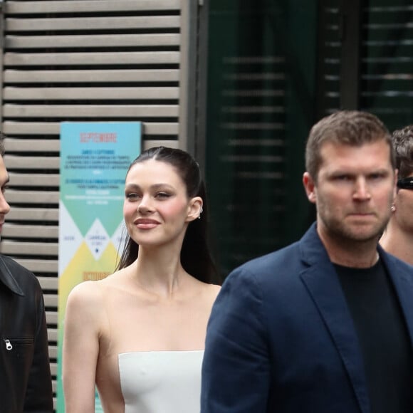 Brooklyn Beckham et sa femme Nicola Peltz - Arrivées au défilé de mode Femmes Printemps/Été 2025 "Courrèges" lors de la fashion week de Paris. Le 25 septembre 2024 © Christophe Clovis / Bestimage 