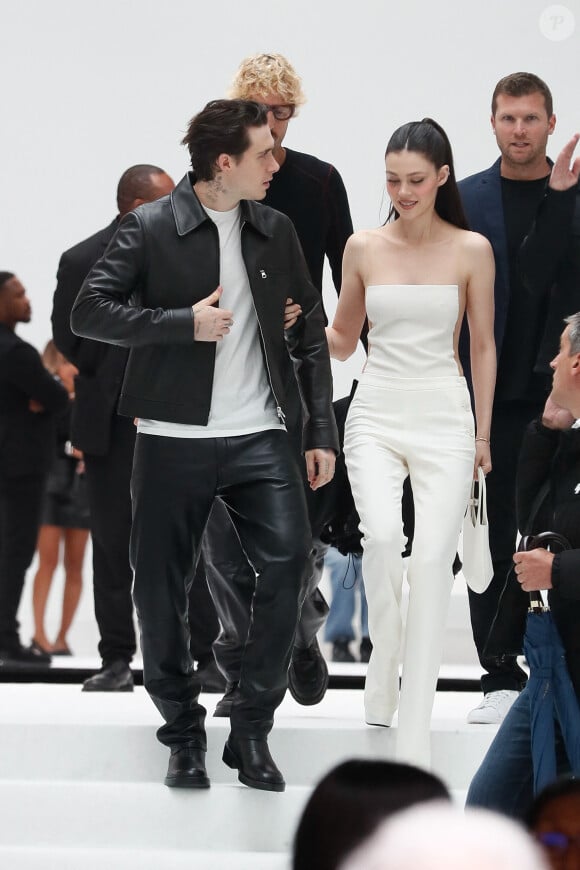 Brooklyn Beckham et sa femme Nicola Peltz - Arrivées au défilé de mode Femmes Printemps/Été 2025 "Courrèges" lors de la fashion week de Paris. Le 25 septembre 2024 © Christophe Clovis / Bestimage 