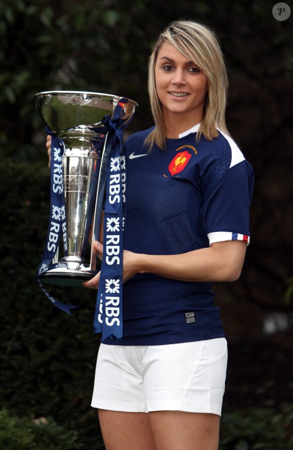 Obligée d'arrêter sa carrière à 30 ans à cause des commotions cérébrales, Marie-Alice Yahé s'est confiée à L'Équipe

Marie-Alice Yahé avec le trophée du tournoi des Six Nations en 2011. Photo by David Davies/PA Photos/ABACAPRESS.COM