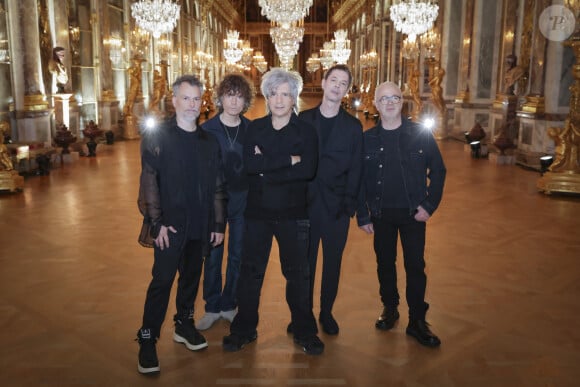 Exclusif - Nicola Sirkis et son groupe Indochine - Backstage de l'enregistrement de l'émission "Le Grand Echiquier, le printemps à Versailles", présentée par C.Chazal et diffusée le 31 mars sur France 2 © Jack Tribeca / Bestimage Le grand rendez-vous culturel présenté par C.Chazal, nous donne rendez-vous dans ce second Grand Échiquier exceptionnel dédié à Versailles. Une émission événement qui permet de parcourir le château et d'offrir un magnifique écrin aux invités, dans un lieu rempli d'histoire, grâce au dispositif exceptionnel du réalisateur F.Goetghebeur dans l'Opéra royal et la galerie des Glaces, symbole du rayonnement de cette résidence royale. Le grand échiquier est un lieu de rencontre où se mêlent tous les arts et toutes les générations d'artistes. Ce soir, nous visitons ce merveilleux château mais aussi célébrons la nature.Versailles au printemps, c'est l'explosion des sens, et c'est avec des invités exceptionnels que C.Chazal va partager cette soirée. J.Clerc va chanter ses plus belles chansons, dont un très bel hommage à S.Lama, qui sera présent.Nous retrouverons N.Sirkis et son groupe Indochine,B.Biolay qui revient dans son disque sur son enfance à Sète, J.Gayet qui rend hommage aux musiques de films, tout comme le pianiste A.Tharaud, le violoniste R.Capuçon qui célèbre les saisons de Vilvaldi, le chef M.Herzog et la danseuse de l'Opéra de Paris M.Barbeau qui nous fera le plaisir d'improviser pour nous...Mais aussi les meilleurs danseurs de Hip Hop, sans oublier le rappeur Dosseh, la franco-algérienne S.Massi et la jeune Santa du groupe Hyphen Hyphen.Nous écouterons les artistes lyriques M.Spyres, immense ténor qui a triomphé dans Carmen, tout comme la Mezzo-Soprano G.Arquez et l'étonnant B.deSà à la voix de Soprano.Nous accueillerons le producteur et musicien B.Burgalat, qui célèbre les 100 ans de la musique enregistrée dans une très belle exposition, à découvrir...Et c'est le jardinier en chef de Versailles A.Baraton qui nous guidera à travers les bosquets et l'histoire de ce parc unique pendant toute l'émission. Tous nos invités seront accompagnés du Grand Orchestre de l'Opéra Royal de Versailles et son chef V.Jacob. Le temps d'une soirée, Le grand échiquier devient la plus grande salle de spectacles de France.