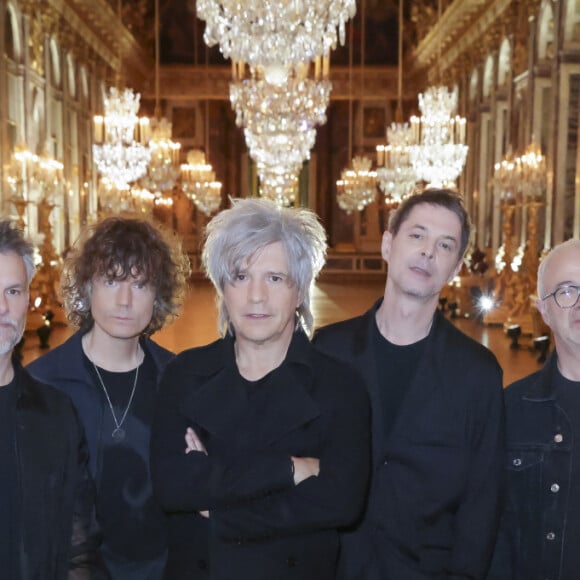 Exclusif - Nicola Sirkis et son groupe Indochine - Backstage de l'enregistrement de l'émission "Le Grand Echiquier, le printemps à Versailles", présentée par C.Chazal et diffusée le 31 mars sur France 2 © Jack Tribeca / Bestimage Le grand rendez-vous culturel présenté par C.Chazal, nous donne rendez-vous dans ce second Grand Échiquier exceptionnel dédié à Versailles. Une émission événement qui permet de parcourir le château et d'offrir un magnifique écrin aux invités, dans un lieu rempli d'histoire, grâce au dispositif exceptionnel du réalisateur F.Goetghebeur dans l'Opéra royal et la galerie des Glaces, symbole du rayonnement de cette résidence royale. Le grand échiquier est un lieu de rencontre où se mêlent tous les arts et toutes les générations d'artistes. Ce soir, nous visitons ce merveilleux château mais aussi célébrons la nature.Versailles au printemps, c'est l'explosion des sens, et c'est avec des invités exceptionnels que C.Chazal va partager cette soirée. J.Clerc va chanter ses plus belles chansons, dont un très bel hommage à S.Lama, qui sera présent.Nous retrouverons N.Sirkis et son groupe Indochine,B.Biolay qui revient dans son disque sur son enfance à Sète, J.Gayet qui rend hommage aux musiques de films, tout comme le pianiste A.Tharaud, le violoniste R.Capuçon qui célèbre les saisons de Vilvaldi, le chef M.Herzog et la danseuse de l'Opéra de Paris M.Barbeau qui nous fera le plaisir d'improviser pour nous...Mais aussi les meilleurs danseurs de Hip Hop, sans oublier le rappeur Dosseh, la franco-algérienne S.Massi et la jeune Santa du groupe Hyphen Hyphen.Nous écouterons les artistes lyriques M.Spyres, immense ténor qui a triomphé dans Carmen, tout comme la Mezzo-Soprano G.Arquez et l'étonnant B.deSà à la voix de Soprano.Nous accueillerons le producteur et musicien B.Burgalat, qui célèbre les 100 ans de la musique enregistrée dans une très belle exposition, à découvrir...Et c'est le jardinier en chef de Versailles A.Baraton qui nous guidera à travers les bosquets et l'histoire de ce parc unique pendant toute l'émission. Tous nos invités seront accompagnés du Grand Orchestre de l'Opéra Royal de Versailles et son chef V.Jacob. Le temps d'une soirée, Le grand échiquier devient la plus grande salle de spectacles de France.