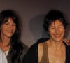 Elle raconte notamment ce moment terrible où Lou Doillon et elle - Charlotte était alors en tournage - ont dû vider la maison bretonne de la plus française des anglaises :
En France, à Paris, Jane BIRKIN entourée de ses filles Charlotte GAINSBOURG et Lou DOILLON, Yvan Attal lors de l'avant-premiere du film SPIDERMAN 3 au Grand Rex. Le 27 avril 2007 © Christophe Aubert via Bestimage