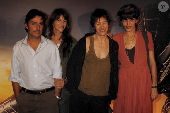 Elle raconte notamment ce moment terrible où Lou Doillon et elle - Charlotte était alors en tournage - ont dû vider la maison bretonne de la plus française des anglaises :
En France, à Paris, Jane BIRKIN entourée de ses filles Charlotte GAINSBOURG et Lou DOILLON, Yvan Attal lors de l'avant-premiere du film SPIDERMAN 3 au Grand Rex. Le 27 avril 2007 © Christophe Aubert via Bestimage