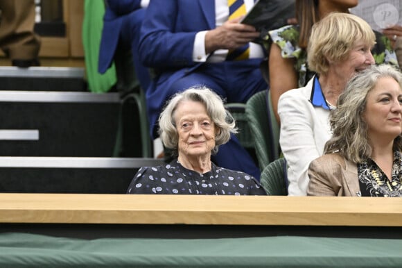 "C'est avec une grande tristesse que nous devons vous annoncer le décès de Maggie Smith, partie paisiblement à l'hôpital tôt ce matin du vendredi 27 septembre"
Maggie Smith dans les tribunes lors de la finale femme du tournoi de Wimbledon 2023 à Londres, le 15 juillet 2023. 