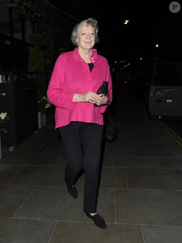 Ce sont ses deux fils qui se sont chargés d'annoncer la nouvelle
Exclusif - Maggie Smith sortent du restaurant Scott à Londres, le 25 mai 2016. 