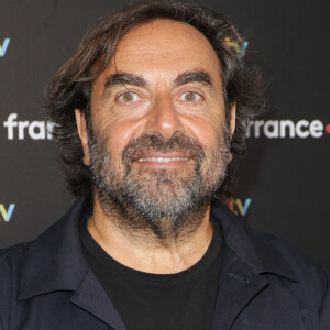 André Manoukian au photocall de la conférence de presse de rentrée de France Télévisions à Paris, France, le 4 septembre 2024. © Coadic Guirec/Bestimage 