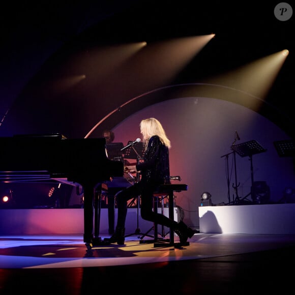 "Je suis dans ma bulle, "Je réponds pas au téléphone. Je n'ai pas envie de faire un pas comme si j'étais aspirée dans mon lit."
Exclusif - L'auteure-compositrice-interprète et pianiste française Véronique Sanson en concert à Montereau-Fault-Yonne, France, le 21 octobre 2022.