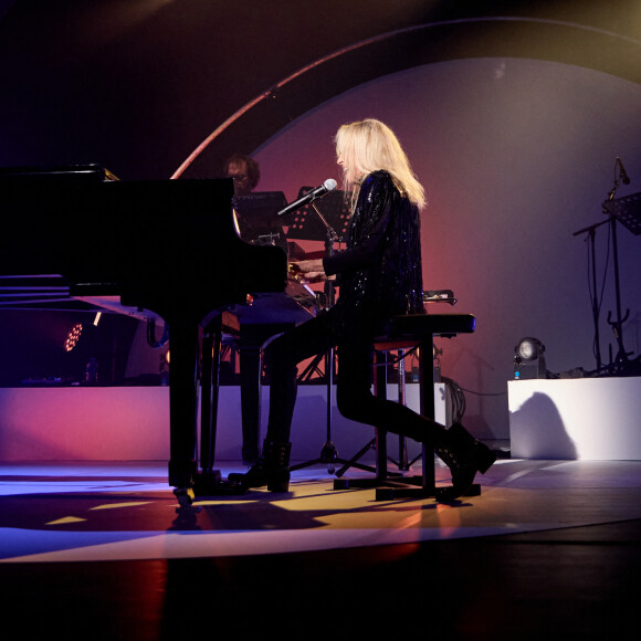 "Je suis dans ma bulle, "Je réponds pas au téléphone. Je n'ai pas envie de faire un pas comme si j'étais aspirée dans mon lit."
Exclusif - L'auteure-compositrice-interprète et pianiste française Véronique Sanson en concert à Montereau-Fault-Yonne, France, le 21 octobre 2022.