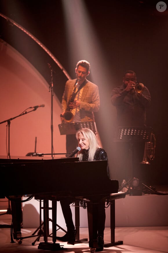 "Quand je suis vraiment très mal et déprimée... C'est même pas la fin du monde, c'est le néant ! "
Exclusif - L'auteure-compositrice-interprète et pianiste française Véronique Sanson en concert à Montereau-Fault-Yonne, France, le 21 octobre 2022.