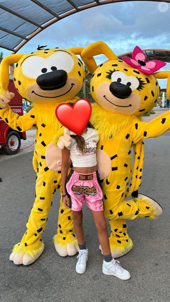 On peut y apercevoir Lila Debbouze, masquée par un emoji coeur et entourée d'un couple de Marsupilamis...
© Instagram de Jamel Debbouze