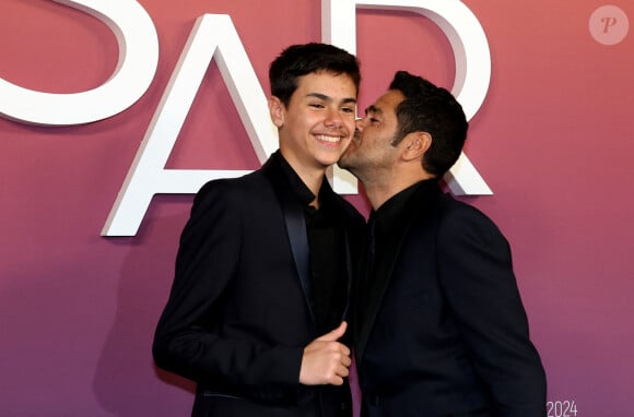 Léon Debbouze, le fils de Jamel Debbouze et Mélissa Theuriau, a signé au PSG - Jamel Debbouze et son fils Léon - Photocall des lauréats (press room) lors de la 49ème édition de la cérémonie des César à l'Olympia à Paris le 23 février 2024 © Dominique Jacovides / Olivier Borde / Bestimage 