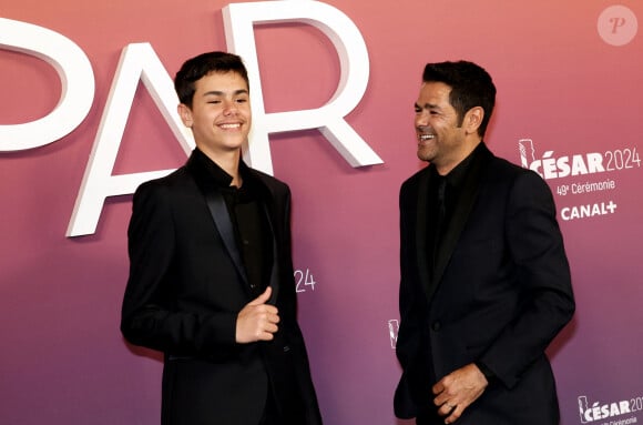 Léon Debbouze, le fils de Jamel Debbouze et Mélissa Theuriau, a signé au PSG - Jamel Debbouze et son fils Léon - Photocall des lauréats (press room) lors de la 49ème édition de la cérémonie des César à l'Olympia à Paris le 23 février 2024 © Dominique Jacovides / Olivier Borde / Bestimage 