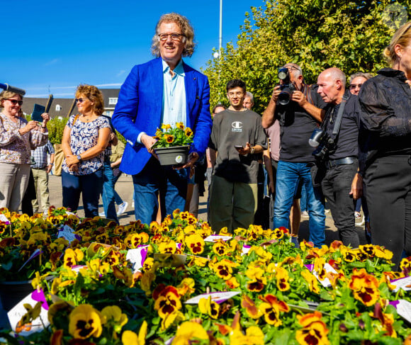 André Rieu est surpris le jour de son 74e anniversaire par un nouveau violon. Il ne s'agit pas d'un Stradivarius, mais d'une joyeuse fleur d'automne pour le jardin, le balcon et la terrasse. Le violon nommé Viola 'Andre Rieu' est baptisé au champagne par le violoniste et chef d'orchestre au Vrijthof à Maastricht, Pays-Bas, le 1er octobre 2023. Photo par Mischa Schoemaker/ABACAPRESS.COM