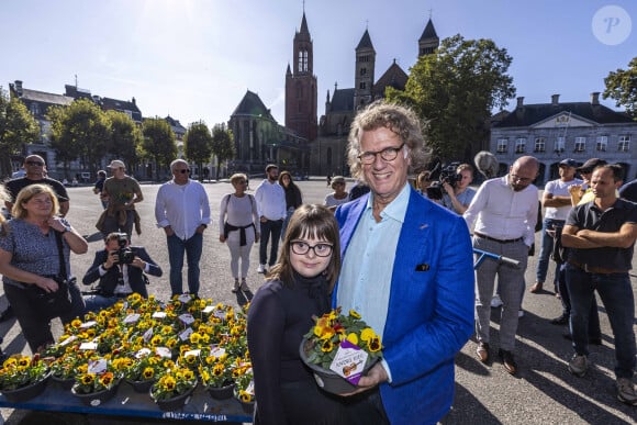 André Rieu fête son 74e anniversaire au Vrijthof en baptisant un nouveau violon. Il en distribue ensuite plusieurs à la foule. Il ne s'agit pas d'un Stradivarius, mais d'une plante de jardin nommée Viola Andre Rieu. À Maastricht, aux Pays-Bas, le 1er octobre 2023. Photo : Marcel Van Hoorn/ANP/ABACAPRESS