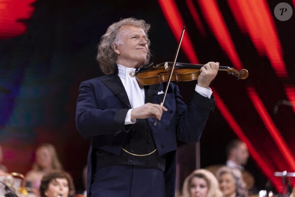 Le célèbre violoniste joue depuis l'âge de 5 ans et enchaîne les shows grandioses...Andre Rieu se produit à l'AO Arena, Manchester, Angleterre avec le Johann Strauss Orchestra, le 12 mai 2023, Photo par Mike Gray/Avalon/ABACAPRESS.COM