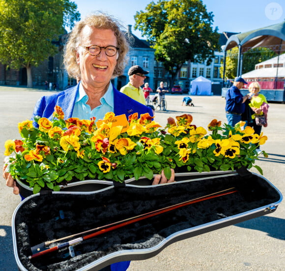 André Rieu est surpris le jour de son 74e anniversaire par un nouveau violon. Il ne s'agit pas d'un Stradivarius, mais d'une joyeuse fleur d'automne pour le jardin, le balcon et la terrasse. Le violon nommé Viola 'Andre Rieu' est baptisé au champagne par le violoniste et chef d'orchestre au Vrijthof à Maastricht, Pays-Bas, le 1er octobre 2023. Photo par Mischa Schoemaker/ABACAPRESS.COM