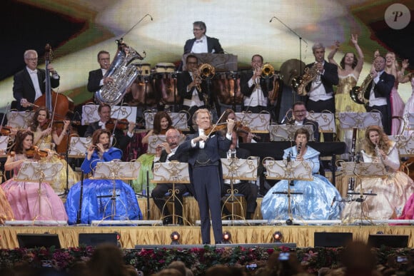 Andre Rieu et son orchestre Johann Strauss avec los del Rio chantant La Macarena lors d'un concert au Wizink Center de Madrid, en Espagne, le 13 novembre 2019. Photo par David Jar/AlterPhotos/ABACAPRESS.COM