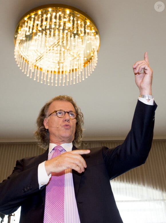 Le compositeur et réalisateur André Rieu présente son dernier CD et DVD, Love in Venice, à la presse internationale. Des équipes de tournage et des journalistes du monde entier se sont rendus dans son studio de Maastricht, où Andre a interprété, avec son orchestre, plusieurs morceaux du nouvel album. Maastricht, Pays-Bas, le 25 septembre 2014. Photo par ROBIN UTRECHT/ABACAPRESS.COM