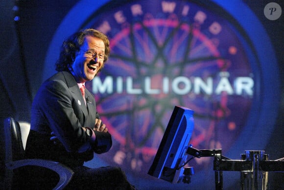 Sa fortune s'élèverait aujourd'hui à 25 millions d'euros...Le violoniste néerlandais Andre Rieu participe au jeu télévisé "Who Wants To Be A Millionaire" de la chaîne de télévision allemande RTL, enregistré à Cologne, en Allemagne, le 22 octobre 2004. Photo de Jorg Carstensen/DPA/ABACA.