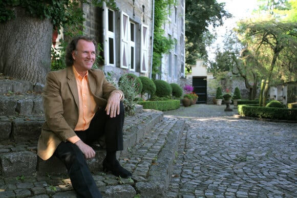 Dans sa ville natale de Maastricht, il possède notamment un château et des centaines de propriété...Le violoniste et chef d'orchestre néerlandais Andre Rieu pose dans son château de Maastricht, aux Pays-Bas, le 28 juin 2008. Rieu fêtera bientôt ses 25 ans de carrière, avec un nouveau spectacle intitulé "World Stadium Tour". Photo par Sovio-Cliquet/ABACAPRESS.COM