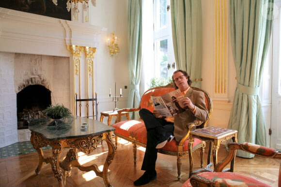 Le violoniste et chef d'orchestre néerlandais Andre Rieu pose dans son château de Maastricht, aux Pays-Bas, le 28 juin 2008. Rieu fêtera bientôt ses 25 ans de carrière, avec un nouveau spectacle intitulé "World Stadium Tour". Photo par Sovio-Cliquet/ABACAPRESS.COM