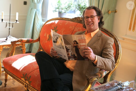 Le violoniste et chef d'orchestre néerlandais Andre Rieu pose dans son château de Maastricht, aux Pays-Bas, le 28 juin 2008. Rieu fêtera bientôt ses 25 ans de carrière, avec un nouveau spectacle intitulé "World Stadium Tour". Photo par Sovio-Cliquet/ABACAPRESS.COM