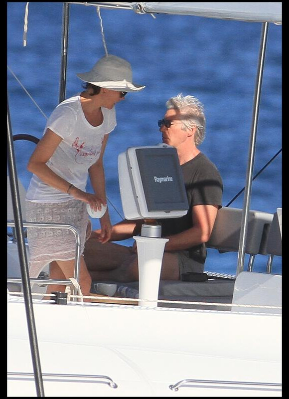 Richard Gere et son épouse Casey Lowell partagent un petit tour sur un voilier, au large de l'île française de Saint-Barthélémy, le samedi 20 mars.