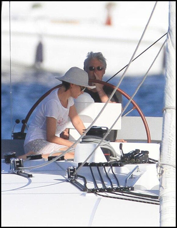 Richard Gere et son épouse Casey Lowell partagent un petit tour sur un voilier, au large de l'île française de Saint-Barthélémy, le samedi 20 mars.