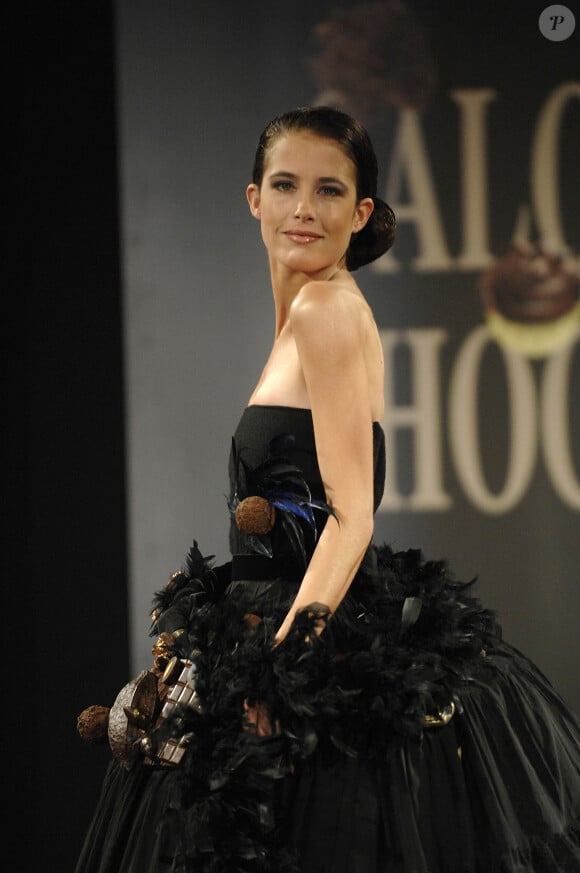 Clémence Castel présente une création en chocolat lors de l'ouverture du 13ème Salon du Chocolat à la Porte de Versailles à Paris, France, le 18 octobre 2007. Photo par Gorassini-Khayat/ABACAPRESS.COM