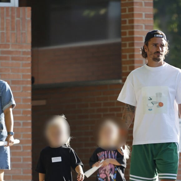 Antoine Griezmann et sa femme Erika accompagnent leurs enfants à l'école, le jour de la rentrée à Madrid en Espagne le 2 septembre 2024.