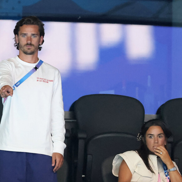 Il prend sa retraite !
Antoine Griezmann et sa femme Erika Choperena - Célébrités assistent à la victoire de Léon Marchand qui devient champion Olympique sur 400 m 4 nages lors des Jeux Olympiques de Paris 2024 (JO) à Paris La Defense Arena à Nanterre le 28 juillet 2024. © Dominique Jacovides-Pierre Perusseau/Bestimage