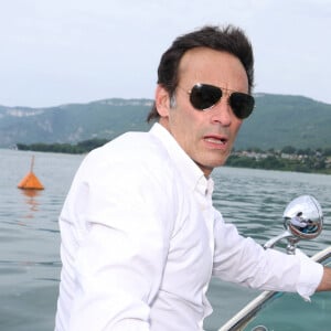 De rares confidences
Exclusif - Rendez-vous avec Anthony Delon, en promenade en Riva sur le lac du Bourget à Aix-les-Bains, à l'occasion de la 3ème Edition du Cinéma Français et de la Gastronomie. Le 8 juin 2024 © Denis Guignebourg / Bestimage 