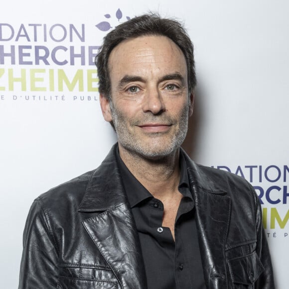 Et qui célèbre ce lundi ses 60 ans
Anthony Delon au photocall du concert du gala des 20 ans de la fondation Recherche Alzheimer "2 générations chantent pour la 3ème" à l'Olympia à Paris