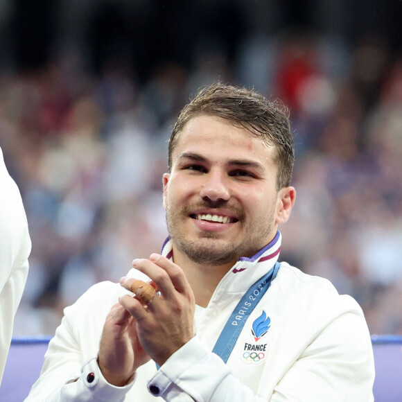 Antoine Dupont - La France remporte la finale en Rugby à 7 après sa victoire face à Fidji (et sa première médaille d'or) lors des Jeux Olympiques (JO) de Paris 2024 au Stade de France à Saint-Denis, Seine Saint-Denis, France, le 27 juillet 2024. © Jacovides-Perusseau/Bestimage