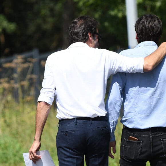 Anthony Delon et son demi-frère Alain-Fabien découvrent les hommages devant les grilles de la propriété de Douchy, quelques heures avant les obsèques de leur père, A.Delon, le 24 août 2024.