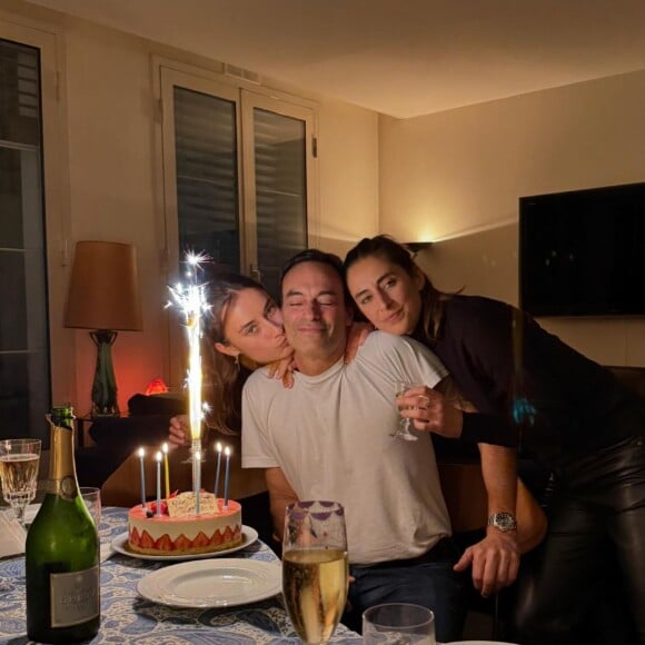 et l'a pris en photo avec deux de ses filles, un moment d'une rare tendresse
Alain-Fabien Delon a pris en photo son frère aîné Anthony entouré de ses filles Loup et Liv pour son anniversaire
