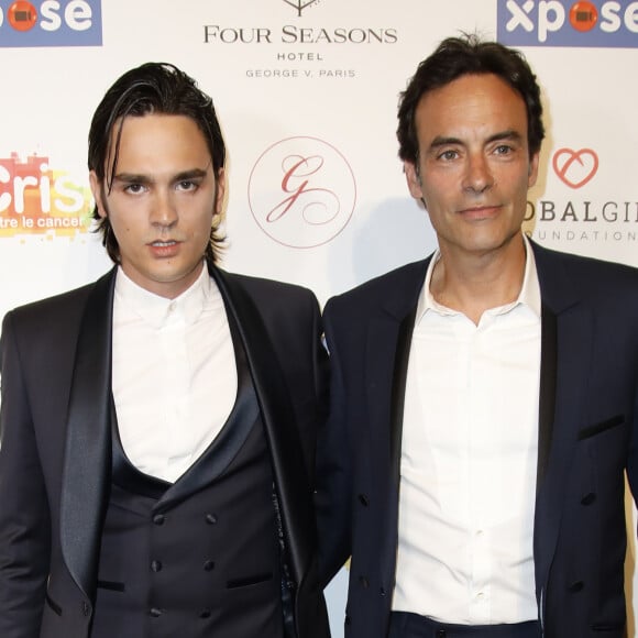 Les deux fils d'Alain Delon sont apparus plus proches que jamais
Anthony Delon avec son frère Alain-Fabien Delon au photocall de la 10ème édition du "Global Gift Gala" à l'hôtel Four Seasons George V à Paris. © Marc Ausset-Lacroix/Bestimage