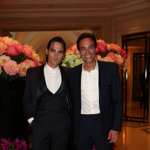 Les deux fils d'Alain Delon sont apparus plus proches que jamais
Exclusif - Anthony Delon avec son frère Alain-Fabien Delon au cocktail de la 10ème édition du "Global Gift Gala" à l'hôtel Four Seasons George V à Paris © Cyril Moreau/Global Gift Foundation/Bestimage