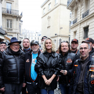 Jean-Claude Camus et Laeticia Hallyday rencontrent les bikers venus rendre hommage au chanteur lors de l'inauguration d'une plaque commémorative en hommage à Johnny Hallyday devant l'immeuble où le chanteur français a grandi dans le 9ème arrondissement de Paris, France, le 22 décembre 2023. Décédé en 2017, Johnny Hallyday fut pendant un demi-siècle l'incarnation du rock à la française. D'origine belge et né sous le nom de Jean-Philippe Smet, il naquit et passa une très grande partie de sa vie à Paris. Fière de cet héritage musical qu'il lui laissa, la Ville de Paris avait entrepris un premier hommage à l'artiste en donnant le nom de Johnny Hallyday à l'esplanade situé devant la salle de spectacle qu'il avait tant fait vibrer par le passé. Dans la continuité de ce premier hommage, la ville de Paris a souhaité à nouveau honorer la mémoire de ce natif de la capitale et une plaque commémorative est dévoilée devant l'immeuble dans lequel il grandit au 13 rue de la Tour des Dames dans le 9ème arrondissement. © Dominique Jacovides/Bestimage