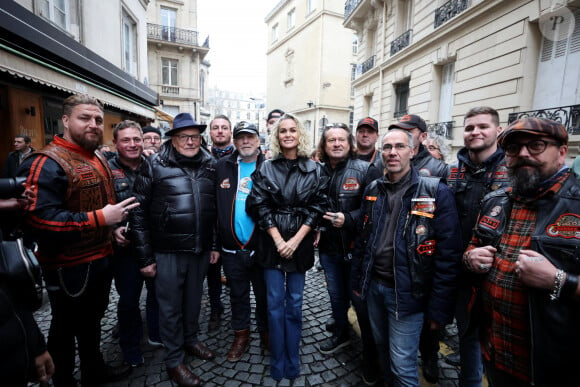 Jean-Claude Camus et Laeticia Hallyday rencontrent les bikers venus rendre hommage au chanteur lors de l'inauguration d'une plaque commémorative en hommage à Johnny Hallyday devant l'immeuble où le chanteur français a grandi dans le 9ème arrondissement de Paris, France, le 22 décembre 2023. Décédé en 2017, Johnny Hallyday fut pendant un demi-siècle l'incarnation du rock à la française. D'origine belge et né sous le nom de Jean-Philippe Smet, il naquit et passa une très grande partie de sa vie à Paris. Fière de cet héritage musical qu'il lui laissa, la Ville de Paris avait entrepris un premier hommage à l'artiste en donnant le nom de Johnny Hallyday à l'esplanade situé devant la salle de spectacle qu'il avait tant fait vibrer par le passé. Dans la continuité de ce premier hommage, la ville de Paris a souhaité à nouveau honorer la mémoire de ce natif de la capitale et une plaque commémorative est dévoilée devant l'immeuble dans lequel il grandit au 13 rue de la Tour des Dames dans le 9ème arrondissement. © Dominique Jacovides/Bestimage