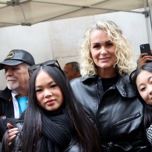 Laeticia Hallyday, ses filles Joy et Jade lors de l'inauguration d'une plaque commémorative en hommage à Johnny Hallyday devant l'immeuble où le chanteur français a grandi dans le 9ème arrondissement de Paris, France, le 22 décembre 2023. Décédé en 2017, Johnny Hallyday fut pendant un demi-siècle l'incarnation du rock à la française. D'origine belge et né sous le nom de Jean-Philippe Smet, il naquit et passa une très grande partie de sa vie à Paris. Fière de cet héritage musical qu'il lui laissa, la Ville de Paris avait entrepris un premier hommage à l'artiste en donnant le nom de Johnny Hallyday à l'esplanade situé devant la salle de spectacle qu'il avait tant fait vibrer par le passé. Dans la continuité de ce premier hommage, la ville de Paris a souhaité à nouveau honorer la mémoire de ce natif de la capitale et une plaque commémorative est dévoilée devant l'immeuble dans lequel il grandit au 13 rue de la Tour des Dames dans le 9ème arrondissement. © Dominique Jacovides/Bestimage