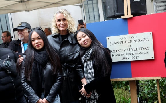 Laeticia Hallyday, ses filles Joy et Jade lors de l'inauguration d'une plaque commémorative en hommage à Johnny Hallyday devant l'immeuble où le chanteur français a grandi dans le 9ème arrondissement de Paris, France, le 22 décembre 2023. Décédé en 2017, Johnny Hallyday fut pendant un demi-siècle l'incarnation du rock à la française. D'origine belge et né sous le nom de Jean-Philippe Smet, il naquit et passa une très grande partie de sa vie à Paris. Fière de cet héritage musical qu'il lui laissa, la Ville de Paris avait entrepris un premier hommage à l'artiste en donnant le nom de Johnny Hallyday à l'esplanade situé devant la salle de spectacle qu'il avait tant fait vibrer par le passé. Dans la continuité de ce premier hommage, la ville de Paris a souhaité à nouveau honorer la mémoire de ce natif de la capitale et une plaque commémorative est dévoilée devant l'immeuble dans lequel il grandit au 13 rue de la Tour des Dames dans le 9ème arrondissement. © Dominique Jacovides/Bestimage