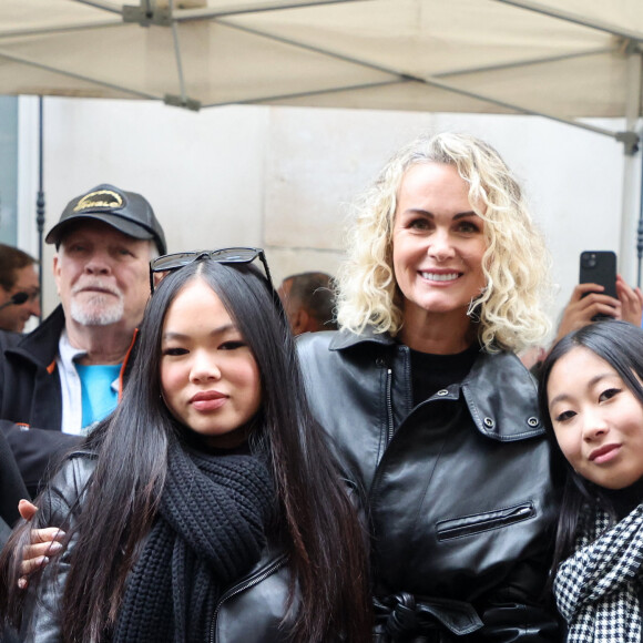 Laeticia Hallyday, ses filles Joy et Jade lors de l'inauguration d'une plaque commémorative en hommage à Johnny Hallyday devant l'immeuble où le chanteur français a grandi dans le 9ème arrondissement de Paris, France, le 22 décembre 2023. Décédé en 2017, Johnny Hallyday fut pendant un demi-siècle l'incarnation du rock à la française. D'origine belge et né sous le nom de Jean-Philippe Smet, il naquit et passa une très grande partie de sa vie à Paris. Fière de cet héritage musical qu'il lui laissa, la Ville de Paris avait entrepris un premier hommage à l'artiste en donnant le nom de Johnny Hallyday à l'esplanade situé devant la salle de spectacle qu'il avait tant fait vibrer par le passé. Dans la continuité de ce premier hommage, la ville de Paris a souhaité à nouveau honorer la mémoire de ce natif de la capitale et une plaque commémorative est dévoilée devant l'immeuble dans lequel il grandit au 13 rue de la Tour des Dames dans le 9ème arrondissement. © Dominique Jacovides/Bestimage